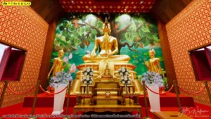 ภาพจำลองห้องพระมุมหน้าตรง ฉากหลังสระน้ำ ใบบัว และต้นไม้ ช่วยให้เห็นสัดส่วนผนังกลางกับลายไทยด้านข้างชัดเจน