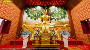 ภาพจำลองห้องพระมุมหน้าตรง ฉากหลังทุ่งนาสีทองและใบโพธิ์ขนาดใหญ่ แสดงมิติของผนังหลักกับพื้นที่ด้านหน้า
