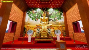 ภาพจำลองภายในห้องพระ ฉากทุ่งนาอยู่หลังองค์ประธาน เชื่อมกับผนังลายไทย เสาไม้ และพื้นที่สีแดงในมุมมองหน้าตรง
