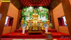 ภาพจำลองพื้นที่ภายในวัดมุมตรง แสดงฉากต้นไม้ใบใหญ่ ผนังลายไทย และการจัดวางองค์ประธานให้เป็นจุดนำสายตา
