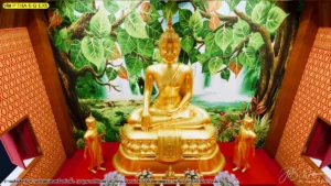ภาพระยะใกล้ด้านหลังองค์ประธาน โชว์รายละเอียดใบโพธิ์ โทนเขียว และองค์ประกอบศิลปะไทยสำหรับพื้นที่ห้องพระ