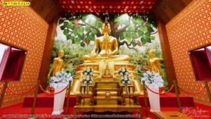 ภาพจำลองห้องพระมุมหน้าตรง ฉากหลังสระบัวและต้นไม้สีเขียว แสดงรายละเอียดผนังกลางร่วมกับลายไทยด้านข้าง