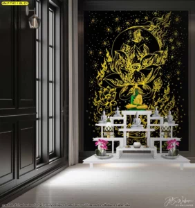 การตกแต่งภายในห้องพระด้วยวอลเปเปอร์ลิขสิทธิ์ลายดอกบัวโทนสีดำทองช่วยเพิ่มความโดดเด่นและสร้างจุดนำสายตาที่ดูภูมิฐาน