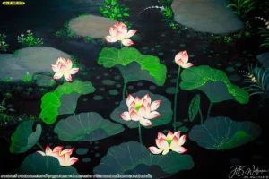 ชิ้นงานประดับผนังลวดลายธรรมชาติพืชน้ำสีสันสดใสตัดกับพื้นหลังสีเข้มช่วยเสริมสร้างสมาธิและปรับสมดุลให้กับพื้นที่ในบ้าน