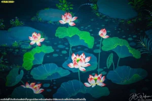 ฉากพื้นหลังลวดลายธรรมชาติบนผิวน้ำที่ถูกจัดวางองค์ประกอบศิลป์อย่างลงตัวสะท้อนความประณีตของช่างผู้ชำนาญงานดีไซน์ตกแต่ง