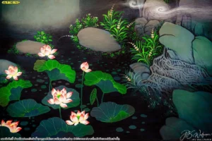 งานออกแบบภาพวาดบึงบัวและโขดหิน พิมพ์ลงบนวอลเปเปอร์ผ้าแคนวาสด้านหลังสีเทา ช่วยปกปิดพื้นผิวเดิม ใช้ตกแต่งผนังห้องพระเพื่อสร้างความสงบ