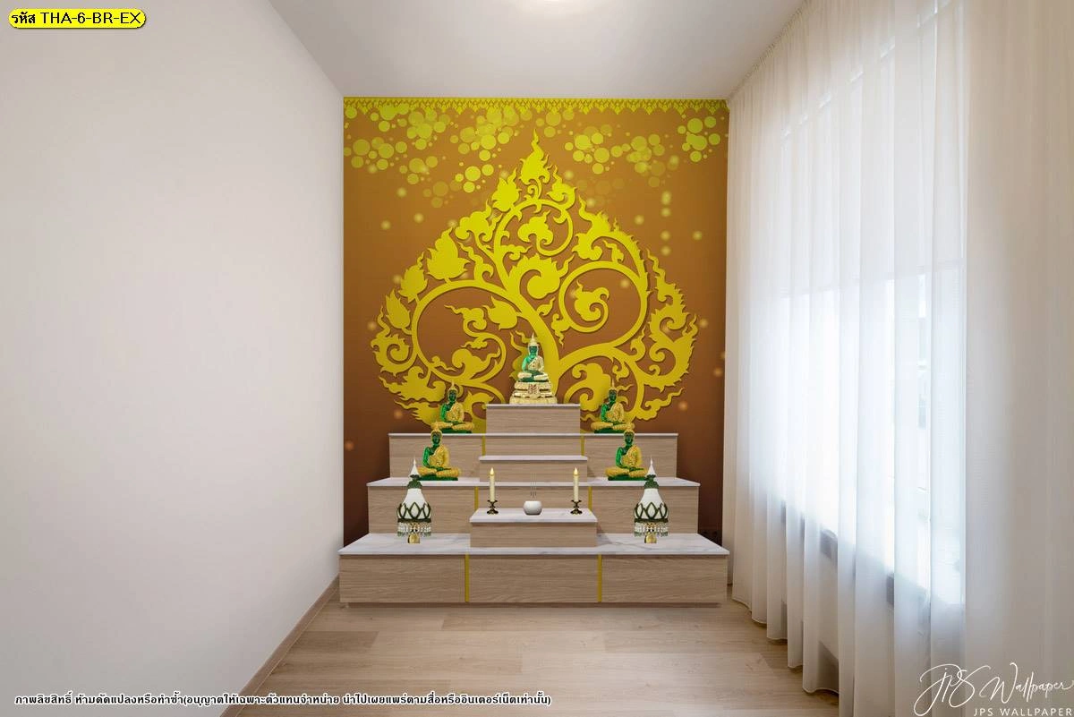 ห้องพระผนังน้ำตาลทองหลังชั้นบูชาไม้ โทนอุ่นเข้ากับพื้นไม้และแสงธรรมชาติจากหน้าต่างด้านข้าง