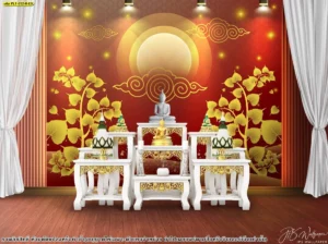 ฉากบูชาพระโทนแดงทอง มีใบโพธิ์สองฝั่ง ผ้าม่านขาว และโต๊ะหมู่สีขาวทองดูเด่นสำหรับห้องพระ