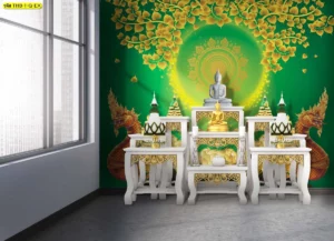 ฉากหลังห้องพระโทนเขียวทอง ดูสงบเป็นธรรมชาติ เสริมความเด่นให้โต๊ะหมู่บูชาสีขาวและลายไทยกลางผนัง